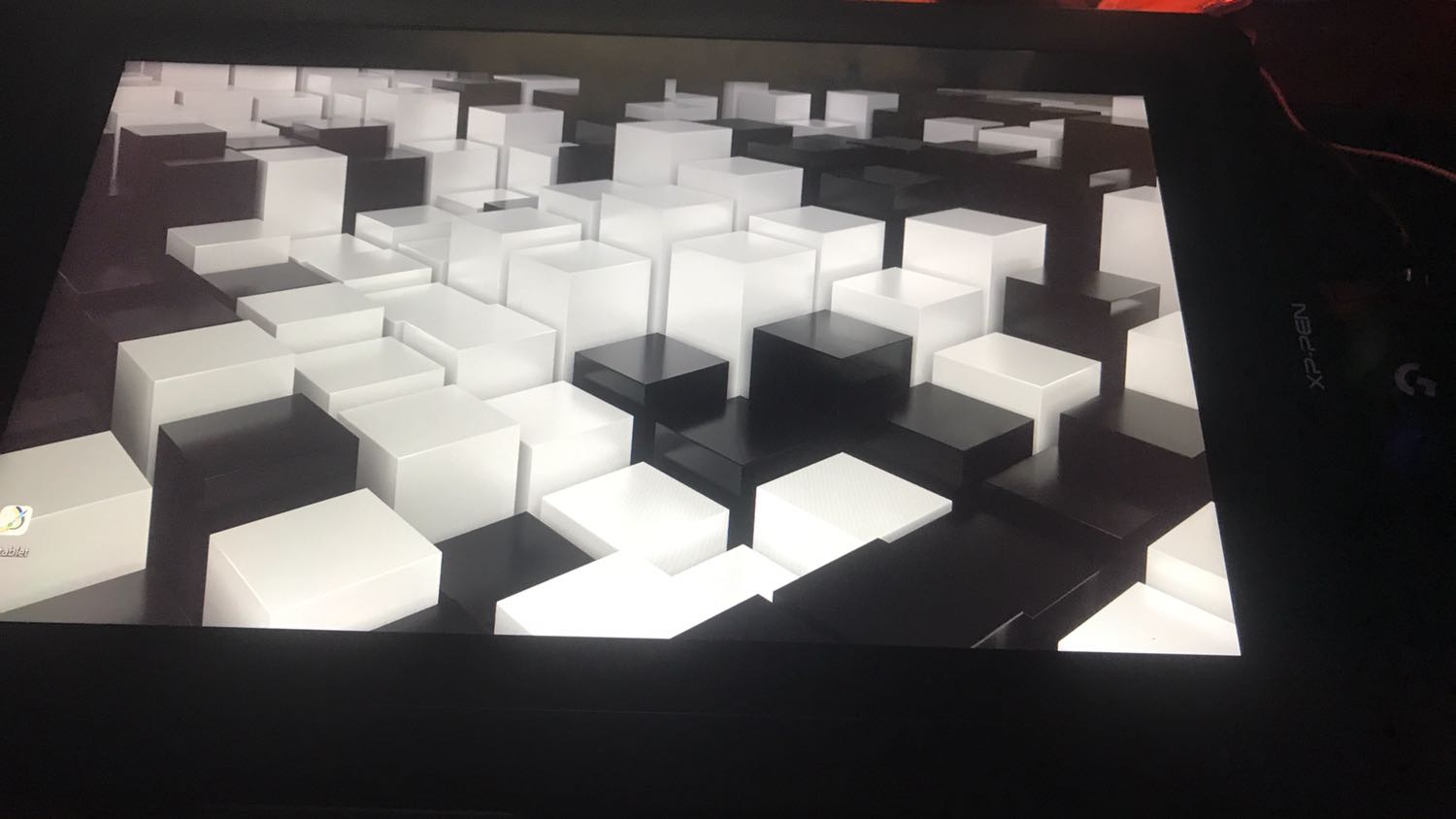 Mình mới mua và dùng đc 1 lát thì thấy trên bề mặt có hiện những sọc màu hồng xanh lá , thiệt sự không hiểu như thế nào