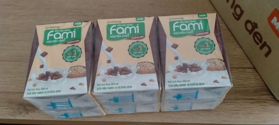 sữa ngon, lần đầu uống vị đường đen xem thử ngon không, mình mới đặt buổi tối mà trưa ngày mai đã nhận được hàng rồi,tiki giao hàng quá tốt, rất hài lòng với cách phục vụ của tiki, sẽ còn ủng hộ tiki lâu dài 👍👍👍
