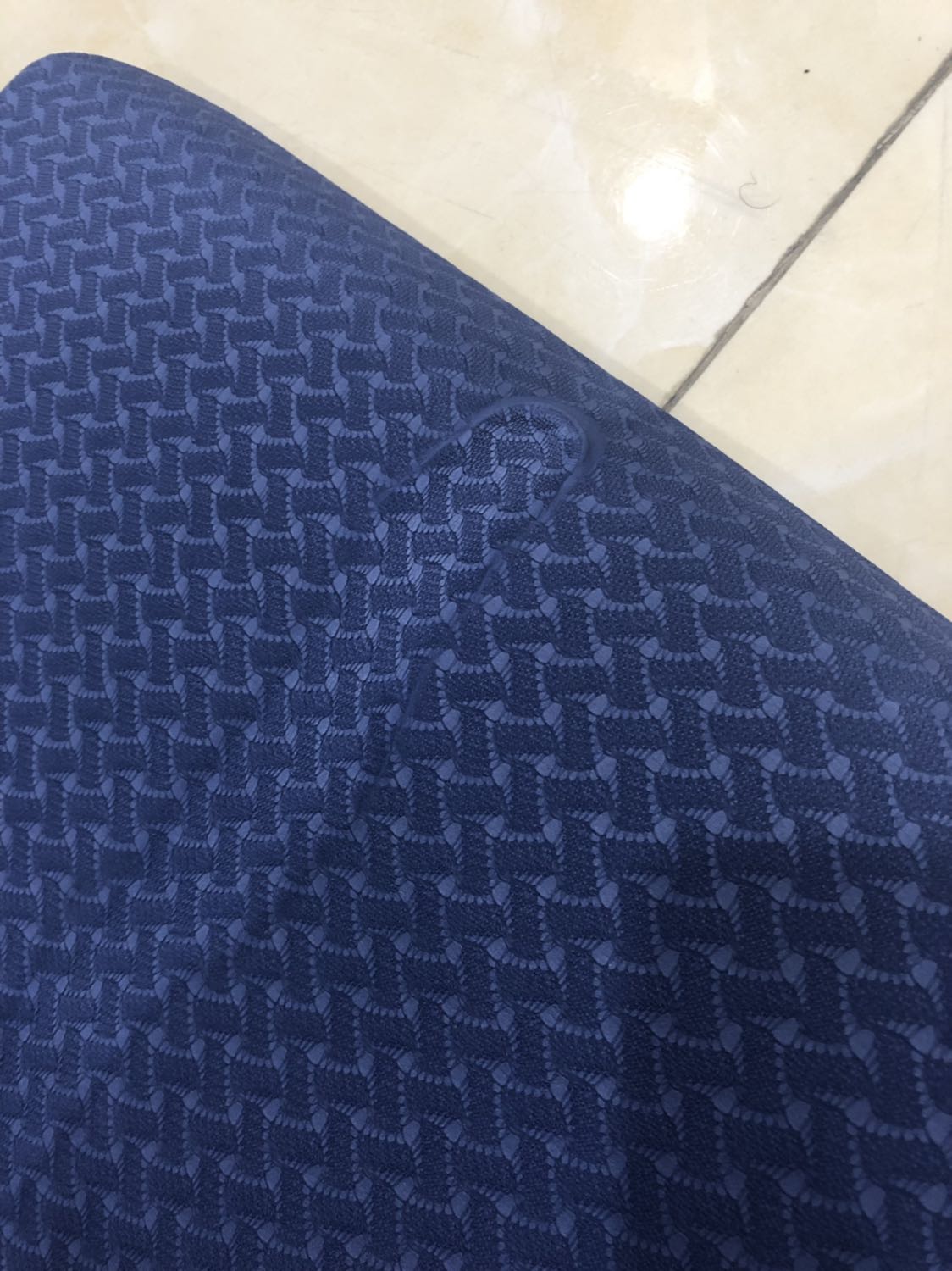 mình mua sản phẩm của shop này bị lỗi; vẫn sử dụng được nhưng có cảm giác là hàng dạt thay vì huỷ mà shop vẫn bán cho khách; Tiki nên rút kinh nghiệm.