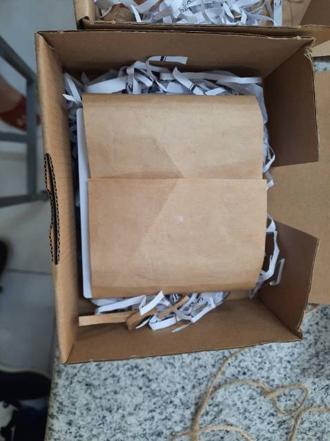 Shop giao nhanh, dịch vụ khách hàng tốt. 
Hộp không bị mùi chua như loại hộp chất liệu kém chất lượng. Hộp dày vừa đủ. Điểm trừ cho màu hộp hơi tối. Quà của mình có kích thước 11x11 nhưng để vào hộp thì có vẻ hơi không thoáng, các bạn nên xem xét khi chọn kích thước.