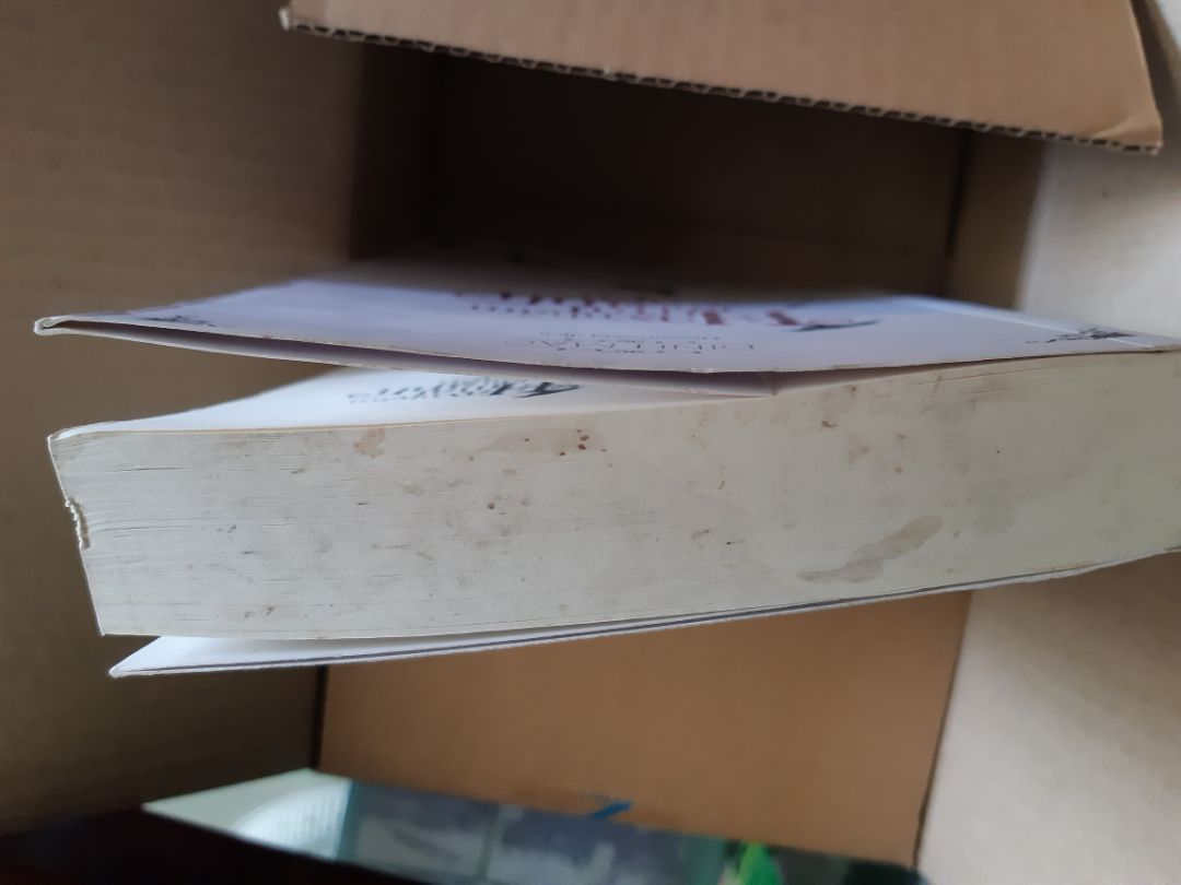 mình đặt 2 cuốn Hãy nhắm mắt khi anh đến để làm quà tặng  bạn mình. nhưng khi lấy hàng về, bóc ra thì thấy CỰC KÌ THẤT VỌNG. Sách thì cũ kĩ, bẩn rất nhiều chỗ, thế thì mình tặng kiểu gì được. mới 1 cuốn đã như này, chẳng biết cuốn 2 đi về đâu. Chán. mong tiki xem xét hộ mình :((