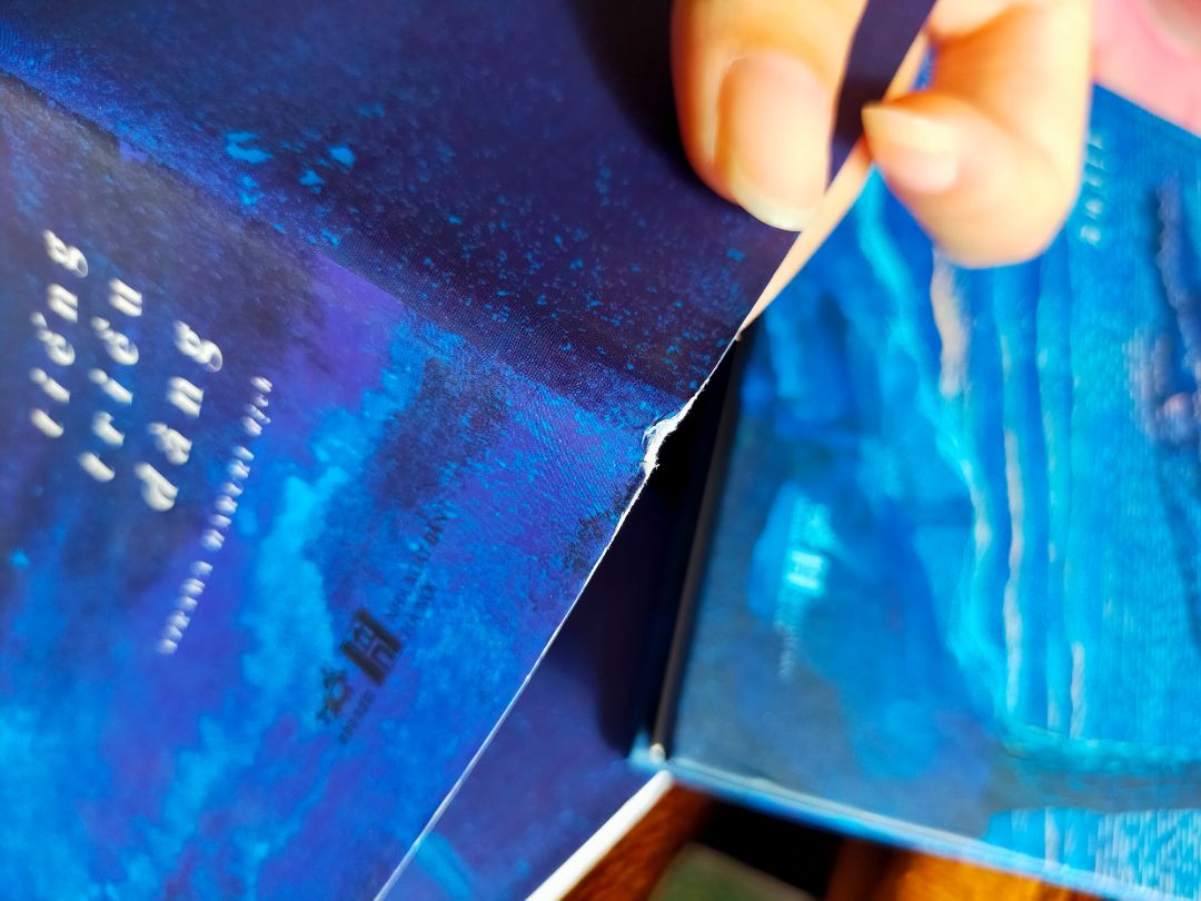 Bản thân cũng khá dễ trong việc sách bị rách một ít, tuy nhiên lần này đặt khiến mình cũng rất nản hơn khi đặt Tiki. Sách như được để ngoài, bụi dính rất nhiều, rách rất nhiều chỗ, ngoài ra còn bị bẩn nữa( bìa này lại không được đóng seal như bìa kia ) mình mua về cho đủ 2 bìa, mà rách như này không biết trưng như nào =)), từ đơn này cũng như các đơn trước mình cảm thấy Tiki đóng gói không tôn trọng khách mua. May lắm thì không bị rách hay df cả !