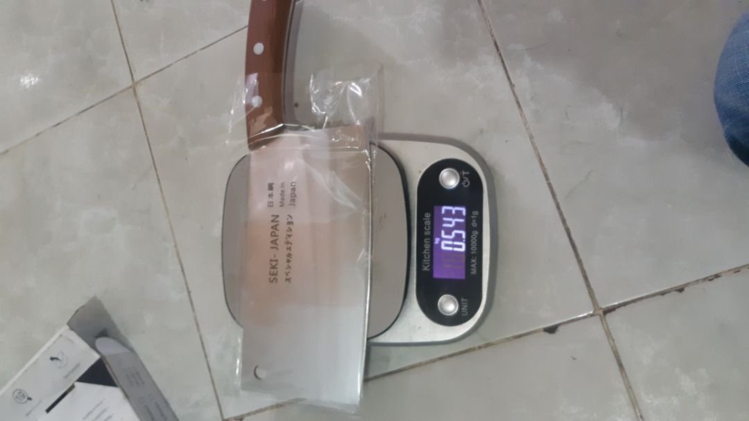 Nhận thực tế không giống hình shop đăng,khác hoàn toàn.Thông số cũng k chính xác,in đơn bên ngoài hộp 0.86 kg mà cân thực tế 0.68kg.Hộp+ dao 0.66kg Còn Dao có 0.55kg.Mình tin tưởng thành thất vọng.4 sao còn nhân nhượng