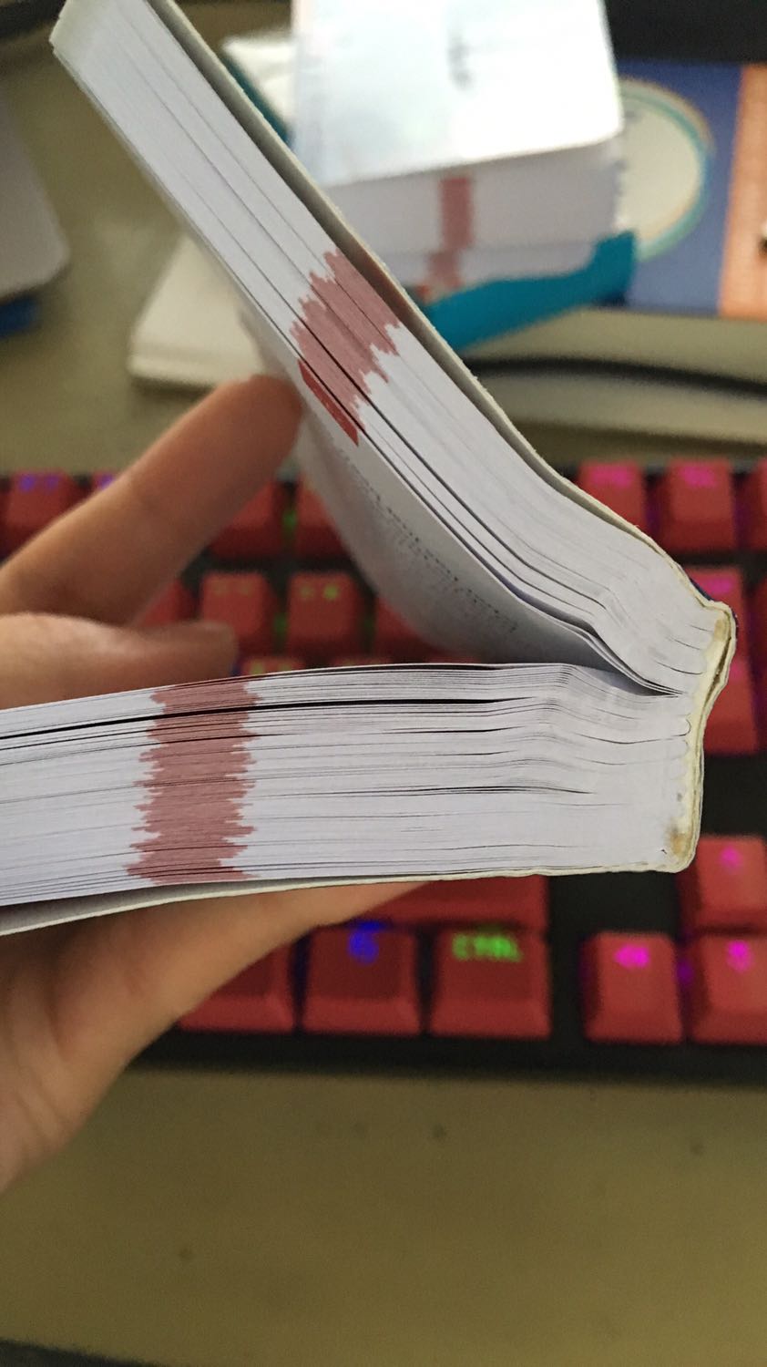 Giấy đẹp, kích thước nhỏ gọn, tiện tra cứu! Mình chỉ không thích cách vẫn chuyển sách của Tiki! Vận chuyển chưa hẳn nhanh, nhưng quan trọng là chất lượng, cảm giác như quyển sách bị quăng quật, đè, dập, chưa gì đã sứt gáy! Hy vọng Tiki sớm cải thiện chất lượng dịch vụ vận chuyển!