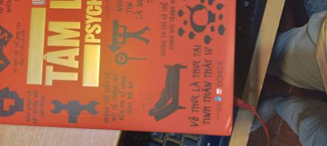 Sách mình nhận về thì hơi móp gáy bên dưới một chút, và một chút như thế không to tát lắm.
Vì mình đang nghiên cứu về tâm lí của bản thân và mọi người, nên cuốn sách này rất quan trọng với mình. Hi vọng tâm trí mình đủ điềm tĩnh và thấu suốt để có thể hiểu hết cuốn sách này.