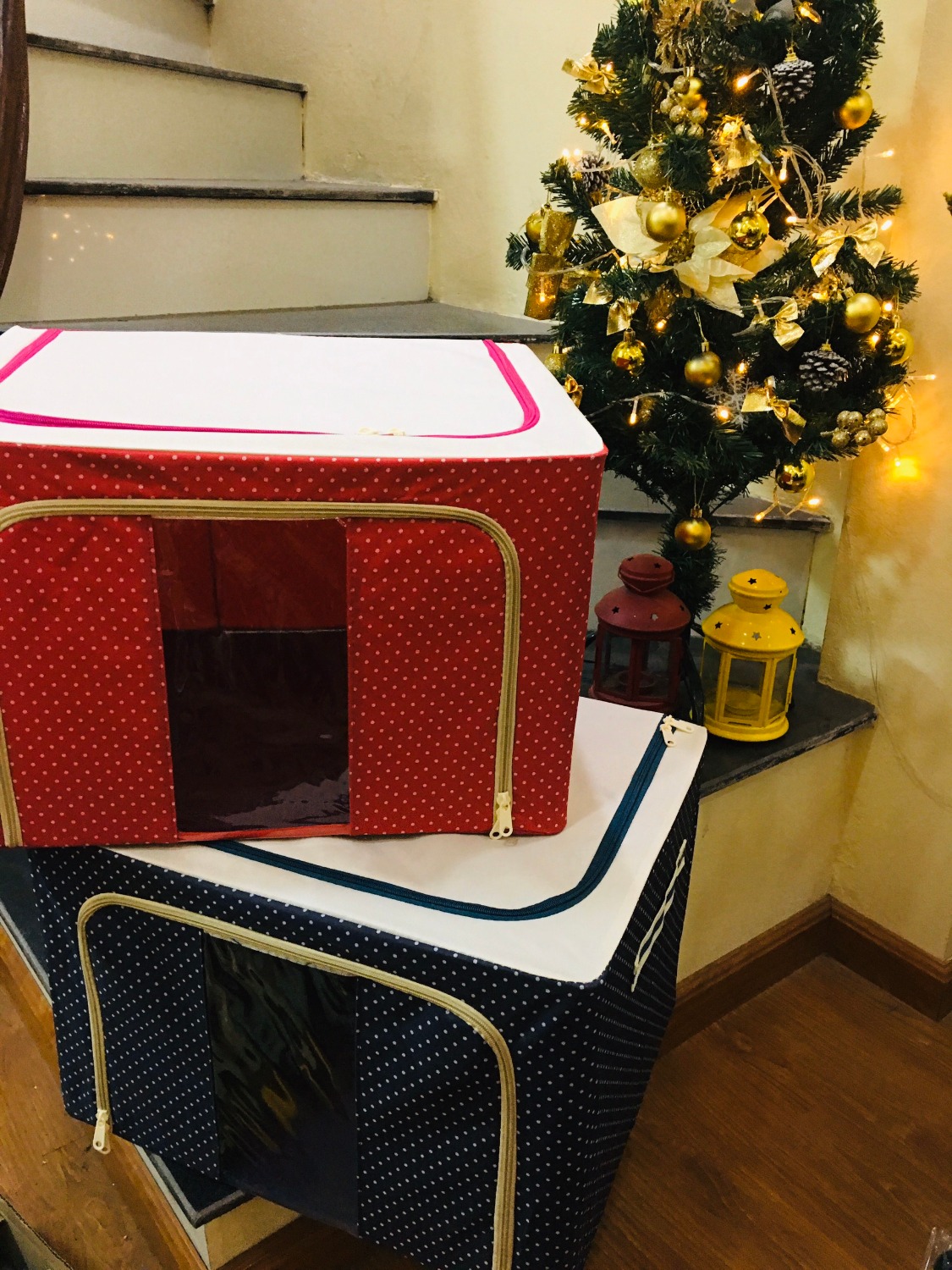 Mình mới nhận hàng được 2 hôm, bận quá, nay mới review được:
-Hàng vô cùng cứng cáp, khung thép chịu lực cao
-Màu sắc ngẫu nhiên nên nếu có chọn màu thì tốt
-Khung rộng, nên để đồ đạc thoải mái
-Có 2 ngăn khóa chắc chắn, có nilon trong suốt nên để đồ trong tủ cũng dễ nhìn
-Nhìn chung ưng ý lắm