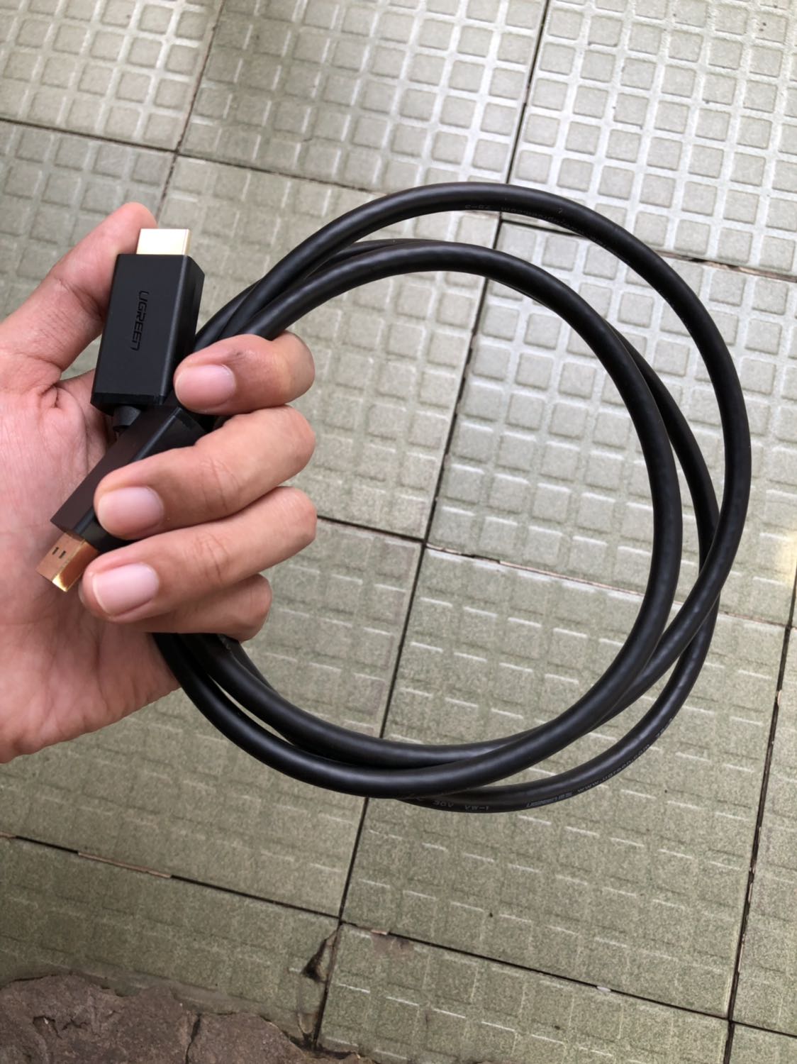 Cáp nhìn rất cứng cáp, xịn sò. Mình mua để kết nối laptop (cổng display port) để nối ra tivi samsung (cổng HDMI).
Hình ảnh xuất ra có thể lên tới độ phân giải 4K, rất sắc nét, không những xuất hình ảnh mà cáp còn xuất được cả âm thanh nữa. Toẹt vời ông mặt trời, có điều dây hơi ngắn, phải mà dài 2m là hoàn hảo.