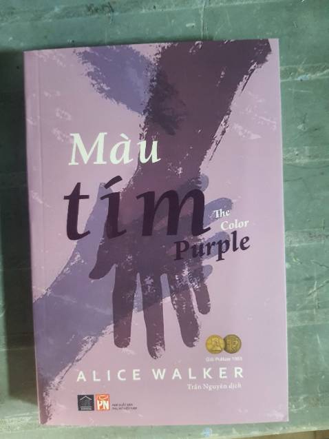 Giao hàng đúng hẹn, đóng gói cẩn thận lắm nha, vừa gói bọc chống sốc còn thêm mấy miếng giấy bọc nữa, gói hàng kỹ vô cùng 😍. Hàng rất là ok nha. 
Thật sự mà nói thì mình cũng ko tính mua cuốn này đâu mà tại thấy mn review dữ quá với lại cũng nghe đồn là hết năm nay thì cuốn này sẽ ko xuất bản nữa nên tui mới tranh thủ mua.
Nói chung là hàng tốt nên mua nha 👍👍👍