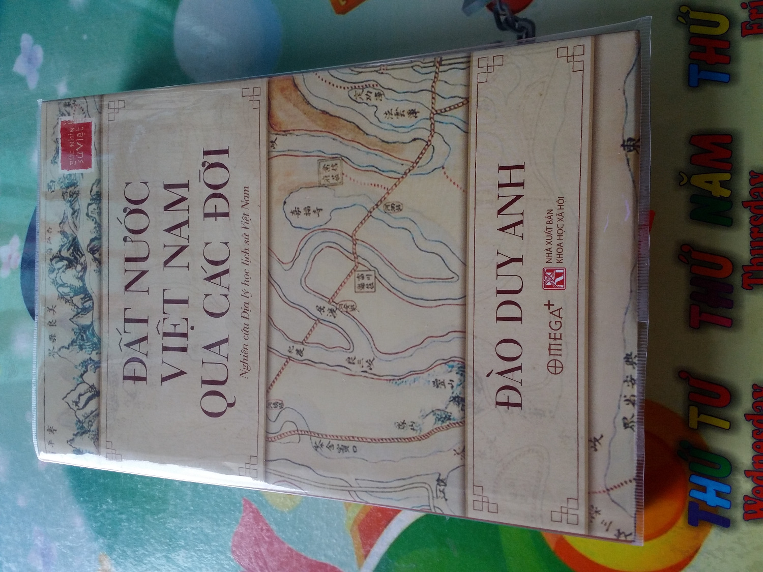 Phải nói rõ cho các bạn đây là sách địa lý nhé, cụ thể là sách lịch sử của các khu vực địa lý. Bìa cứng, có bìa phụ bao ngoài, có nơ đánh dấu sách, giấy tốt màu ngà, sách chỉn chu, chữ rõ ràng nhưng hầu như không có sơ đồ minh họa, nói chung là hơi khô khan nhưng ai chuyên nghiên cứu thì okie!