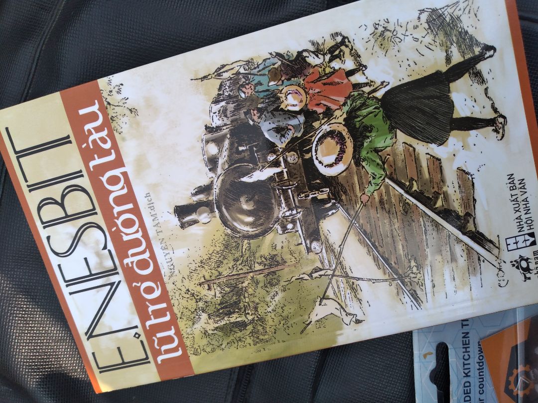 Cố gắng đọc mấy chục trang đầu để review có tâm và cảm thấy không hối tiếc về điều đó. Nội dung sách, có thể sẽ có người không để ý, nhưng mình thấy sự giáo dục trong mỗi gia đình thật sự quan trọng. Chuyển về vùng nông thôn, một nơi nghèo hơn, nhưng các em vẫn cố gắng ngoan ngoãn, cố gắng để mình trở lên có ích, nhỏ có việc của nhỏ và ngược lại. Điều này làm mình thấy rất vui!