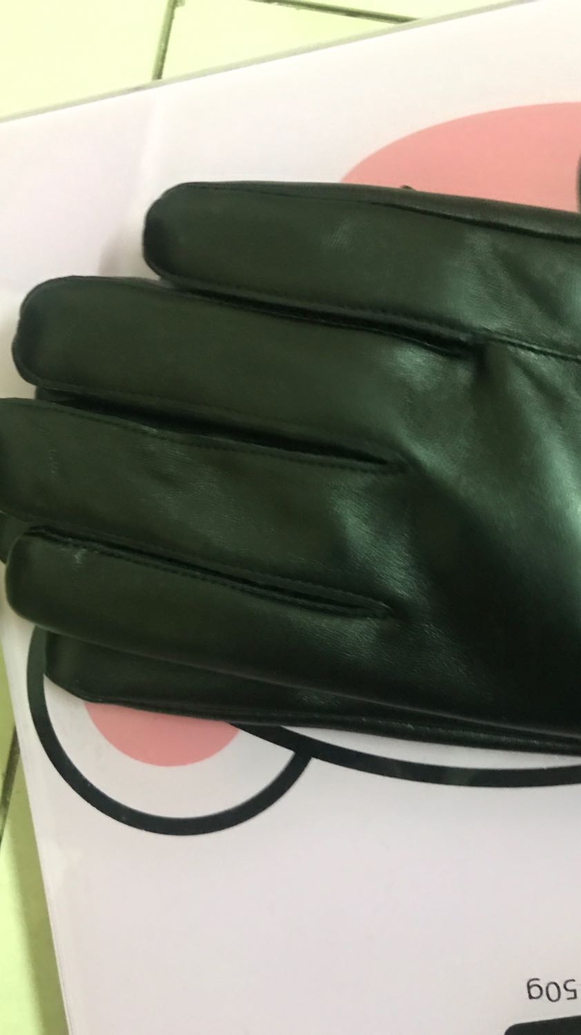 Găng tay da mềm. Bên trong có lớp lót mềm đeo thích ghê. Da chất hàng ok khỏi chê. Hàng mua trên tiki thấy chọn lọc hơn ít lỗi hơn các sàn khác. Càng mua càng thấy tin tưởng hơn. Ah sản phẩm vuốt điện thoại cảm ứng quá nuột luôn nữa ấy. Sẽ tiếp tục ủng hộ shop nếu có nhu cầu. Cảm ơn shop.