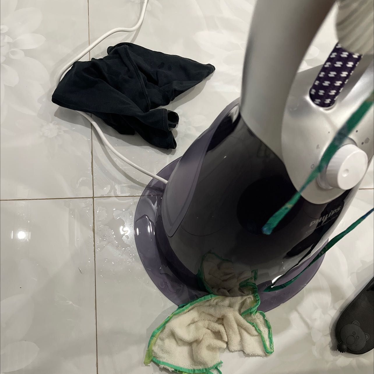 mình muốn đổi trả bàn ủi, nay mới rảnh lấy ra dùng thử thì khi ủi bị chảy nước