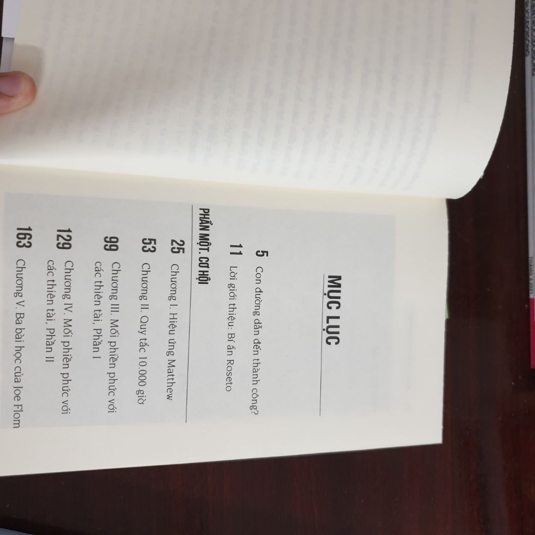 ''Những kẻ xuất chúng, xét cho cùng, chẳng hề xuất chúng" - Đó là luận điểm của tác giả đúc kểt gần cuối cuốn sách... Bằng những luận điểm chứng minh, phân tích, so sánh những cá nhân thành công, kiệt xuất và những cá nhân tưởng chừng như những điểm sáng nhưng cuộc đời không phải vậy. Mỗi cá nhân trở thành người xuất chúng giường như đều hội tụ đầy đủ về Thiên thời, địa lợi, nhân hòa; Với sự cố gắng không mệt mỏi, làm việc hăng say hoặc đứng dậy sau vấp ngã. Tóm lại IQ chỉ là 1 phần trong thành công của mỗi người.