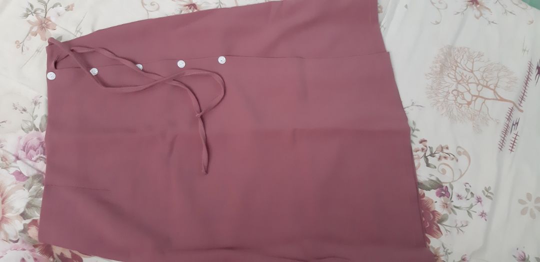 Màu sắc và dáng váy đẹp, đường chỉ may chắc chắn, cẩn thận.