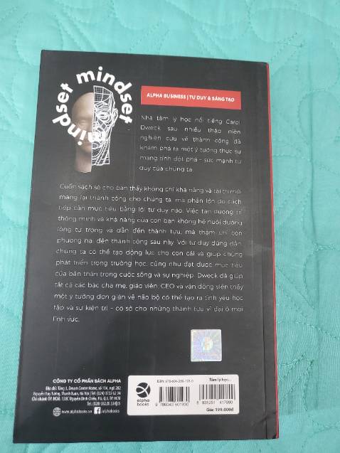 lúc đầu mình nghĩ do sale nên rẻ nhưng hàng nhận thì bìa trông rất cũ ,bị trầy, nhăn khá nhiều ...