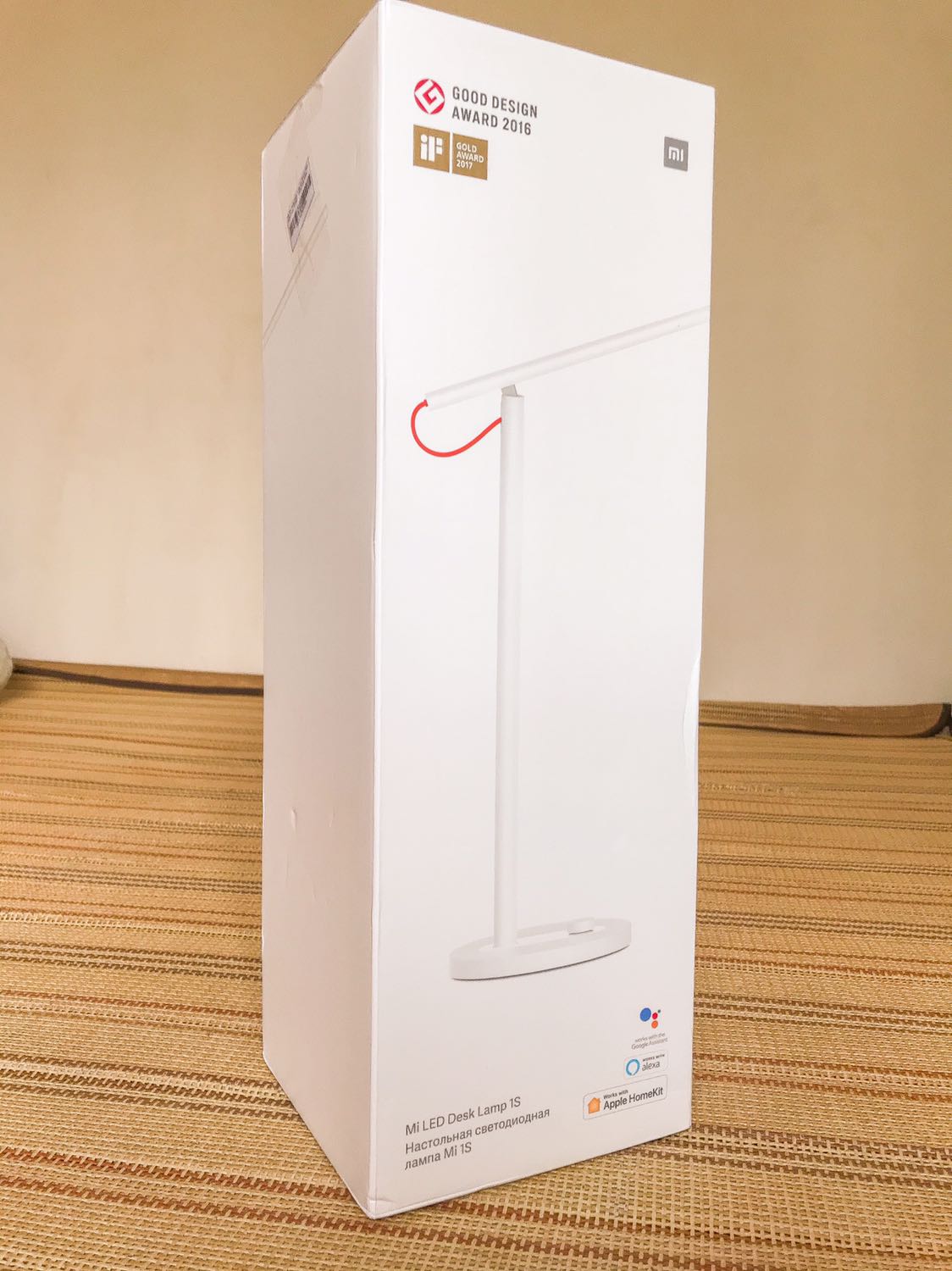 Đóng gói cẩn thận, hộp không bị móp méo. Thiết kế đèn gọn gàng, thanh lịch. Đèn có thể điều chỉnh được nhiệt độ màu, remote từ xa rất tiện. Chỉ có điều là nếu bóng đèn cháy thì có bóng rời để thay không?