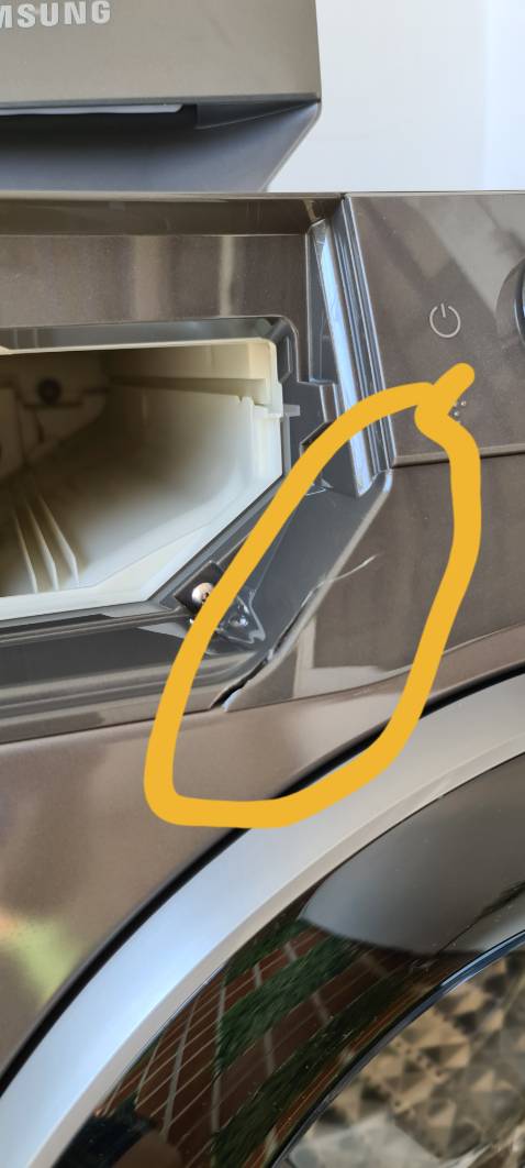 Đề nghị TIKI nhanh chóng giải quyết:
- Đặt hàng ngày 10/10, hẹn 18/10 giao hàng, sau đó báo giao trể sau 25/10.
- Ngày giao hàng lần 1 (26/10) thì tài xế giao hàng báo xe tải không vào nên hủy giao hàng.
- Ngày giao hàng lần 2 (27/10) giao nhận bình thường, sau đó hẹn lắp đặt.
- Sáng ngày 28/10 nhân viên lắp đặt xong thì tôi phát hiện mặt trước của máy giặt đã bị bể, báo nhân viên lắp đặt. Nhân viên lắp đã tiếp nhận và báo về Công ty nhưng tôi không thấy Công ty liên hê lại.
- Liên hệ Tổng tài để phản ánh giải quyết thì mới được ghi nhận nhưng không thấy hướng giải quyết{ Tổng đài TIKI có thu phí nhưng liên hệ 3_5 lần mới gặp được nhân viên, mặc dù không liên hệ được nhân viên nhưng hệ thống Trả lời tự động vẫn thu thu phí 1000đ/phút)