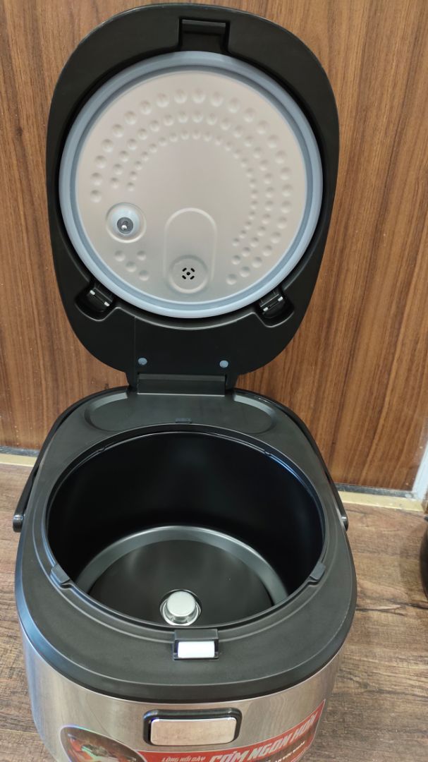 Tiki giao hàng rất nhanh, nhận hàng không vấn đề gì.
Nồi chỉ có nhãn năng lượng 2* nên không ưng lắm nhưng về ngoại hình thì nồi đẹp, nhiều chế độ, thử nấu cơm và làm sữa chua thấy ok, hi vọng nồi dùng bền.