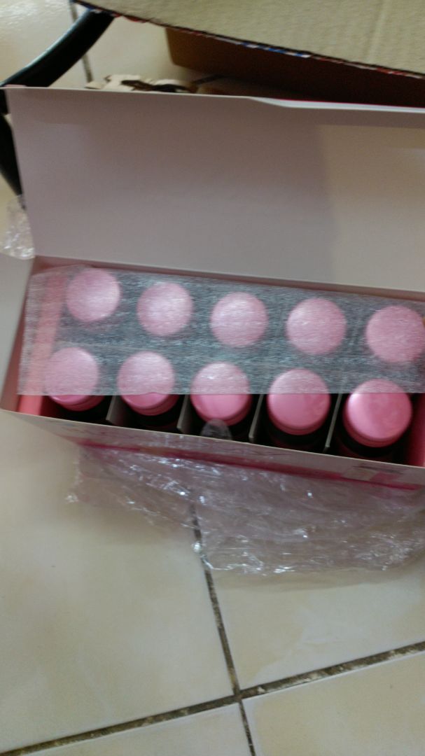 Tiki đóng hàng cẩn thận, bạn shipper thân thiện. SP chất lượng, mình uống hộp thứ 2 đã cảm nhận có chút sự thay đổi về da, da sáng và căng hơn nên quyết định sẽ tin tưởng sử dụng lâu dài. Thật tốt là cũng tốt cho dạ dày của mình nữa. Tính ra mua trên Tiki hời hơn so với mua hiệu thuốc nếu các bạn áp mã giảm giá nhé. Chúc shop bán được nhiều hàng.