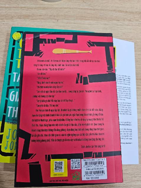 Nội dung hài hước theo phong cách rất thông minh của tác giả. 
Một lời khen cho dịch giả, hẳn chị cũng phải "xà lơ" dữ lắm mới dịch ra được cái hay, cái hề của bản gốc bằng ngôn từ gẫn gũi, bình dân như thế.
Giao hàng nhanh, đóng gói có book care kỹ lương. Tuy sách còn nguyên seal nhưng gãy bìa.