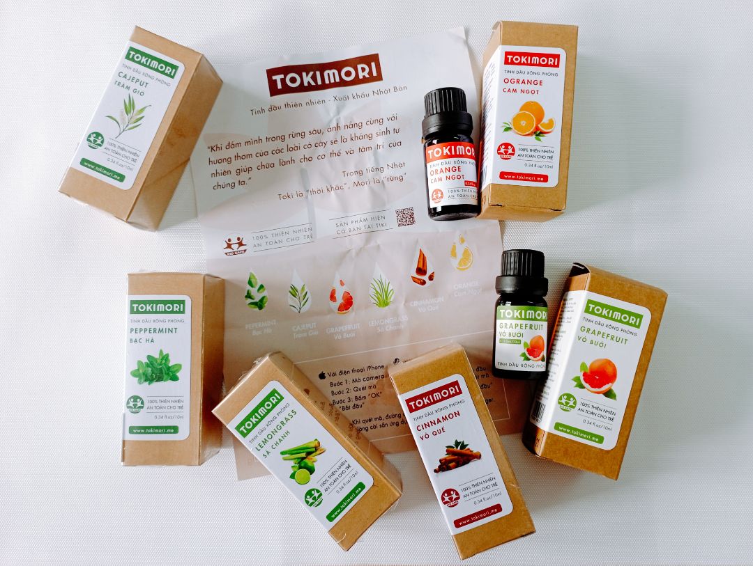 Lần đầu mình dùng tinh dầu mùi tràm gió, gần giống như mùi dầu tràm của trẻ em. Cá nhân mình không thích mùi này lắm, nhưng thử mix chung theo HDSD trong tờ giấy kèm theo thì lại ổn. Mình hay dùng với đèn xông tinh dầu mở cả đêm để ngủ, rất thư giãn và dễ chịu, ngủ ngon trong mùa hơi lạnh lạnh này