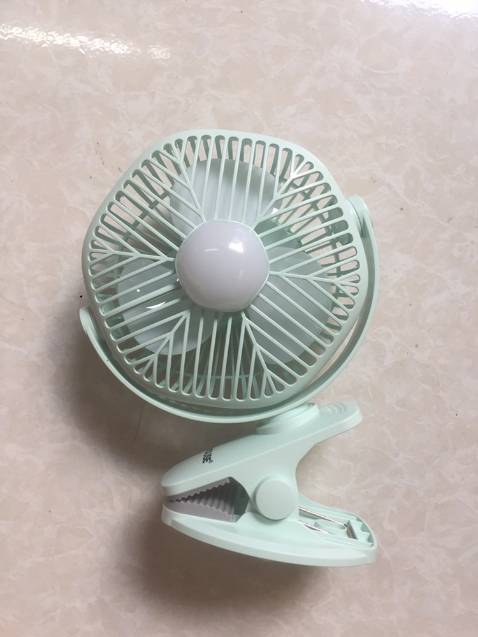 Shop đóng gói cẩn thận. Sản phẩm có màu xanh ngọc rất xinh. Quạt mát, chạy êm. Cầm vừa tay, dễ mang đi. Quạt có thương hiệu lớn nên mng yên tâm mua nha