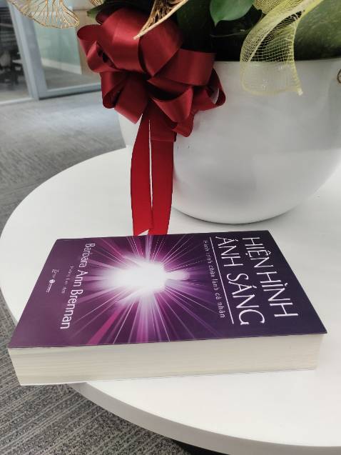 Mình đọc review cuốn này được mong chờ nhất trong bộ 3 cuốn của tác giả Barbara Ann Brennan nên Tiki giảm sâu là mua ngay. Cuốn sách này có tính khai trí, Tất cả những gì chúng ta cần để chữa lành là ánh sáng và nhân ái và Barbaea quả là đã thấu hiểu chân lý ấy. Cuốn sách gần 900 trang này đưa chúng ta đến với những chiều sâu mới của tri thức chữa lành.