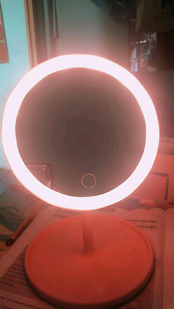 Hàng đẹp. Giao hàng nhanh lắm 3 ngày đã nhận được hàng rồi, đèn sáng vừa sáng vàng sáng trắng. Vừa làm gương trang điểm vừa làm đèn ngủ.