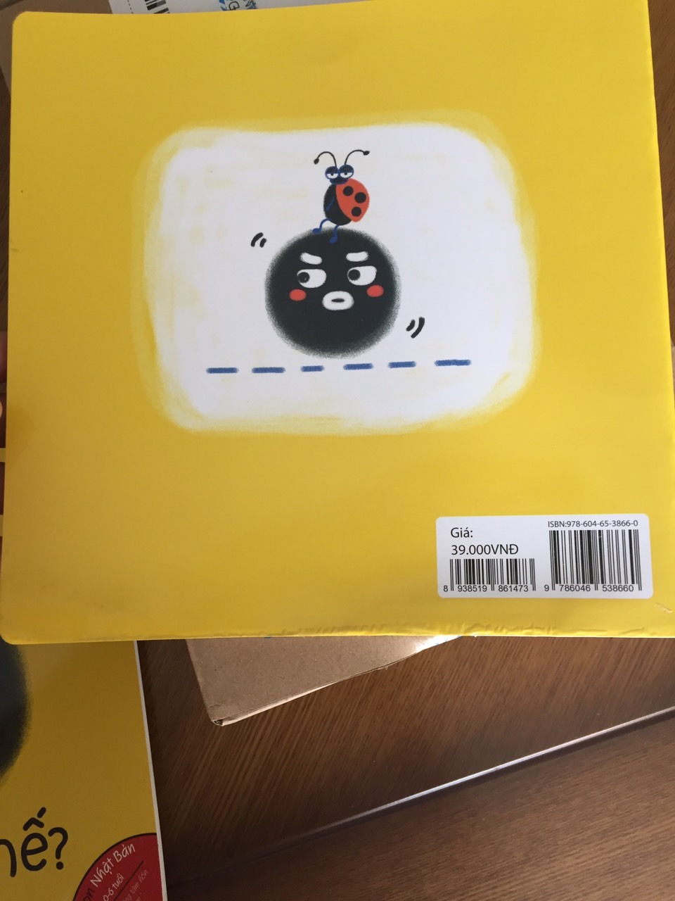 Mình đặt 2 cuốn, nhận hàng thấy sách bị CŨ, đính nước từ trước và đã khô lại, làm các trang sách dính vào nhau. Đã gọi điện yêu cầu trả lại hàng, được xác nhận NHƯNG 1 tuần chưa thấy đến lấy hàng và hoàn tiền. 
Mình trước đây rất ưng cách tiki phục vụ và đóng gói sản phẩm, nhưng 2 lần mua sách gần đây của mình tại tiki đều thấy phần đóng hàng có vấn đề, truyện cho các bẻ mỏng mà đóng hàng gập gãy sách lại cho vừa cái hộp nhỏ hơn.