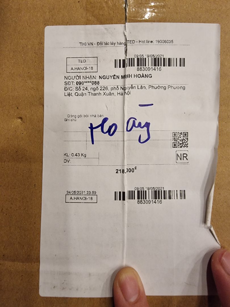 Cốc bị lỗi, không giữ được nhiệt. 
Bỏ viên đá vào, đậy kín mà 15 phút sau đã tan hết
Đổ nước nóng vào thì sờ thân cốc thấy nóng 
*** với bình giữ nhiệt LocknLock và bình zebra mua ở siêu thị thì đá phải gần 12 tiếng mới tan, nước nóng thì không bị rò nhiệt ra vỏ bình
Chất lượng quá kém