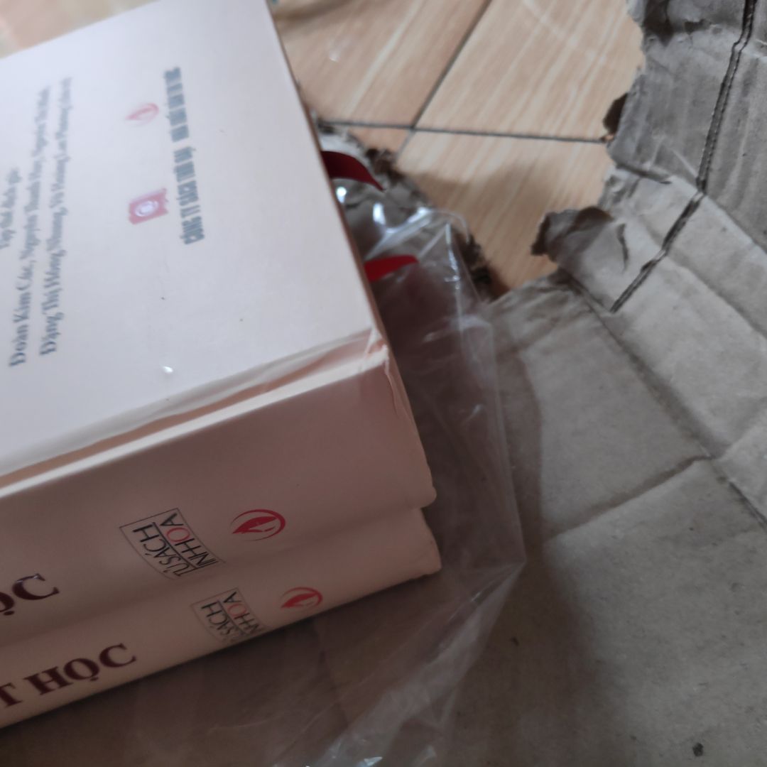 tiki đóng hàng chán quá, 1 bộ sách vừa đọc vừa sưu tầm mà đóng hàng ẩu, làm cho sách bị dập nhiều chỗ tiki đóng hàng chán quá, 1 bộ sách vừa đọc vừa sưu tầm mà đóng hàng ẩu, làm cho sách bị dập nhiều chỗ