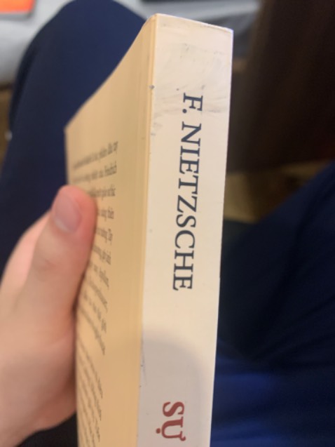 Có vết này tại gáy sách