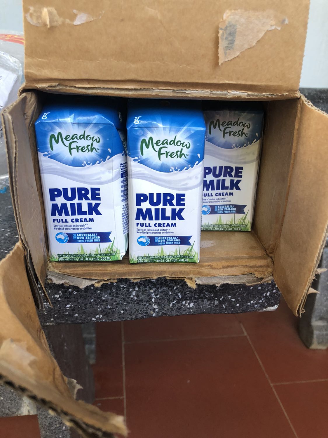 Thùng sữa 24 hộp nhưng khi giao thì khui ra chỉ 23 hộp. Cứ 3 hộp bọc chung nilon. Tuy nhiên bị 2 hộp lẻ, ko bọc nilon xong quanh.     Vui lòng giải quyết dùm. Thùng thì bị ướt và rách.