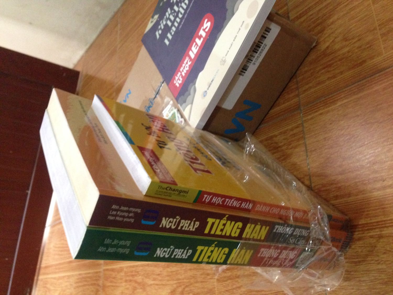 Mình vừa đặt hàng tối qua mà giờ đã nhận được rồi ^^ Lần đầu đặt rất sợ sách bị lỗi nhưng không... nó trên cả hoàn hảo!!! Tiki gói hàng rất cẩn thận, còn có cả bookmark tặng kèm ^^Sách thì cực ưng luôn ạ!!! ^^ sẽ ủng hộ tiki nhiều hơn ^^