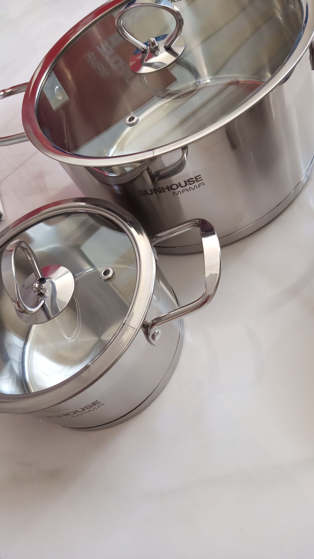 Đáy dày nhưng thành mỏng, inox bóng, chưa đun nấu nên không biết có bền không, trước mắt thấy ngoại quan là đẹp. 
Góp ý Sunhouse nên chèn thêm mút ở đáy nồi những nồi ở trên khi đóng thùng vì con ốc gắn nắp cấn làm trầy đáy nồi.