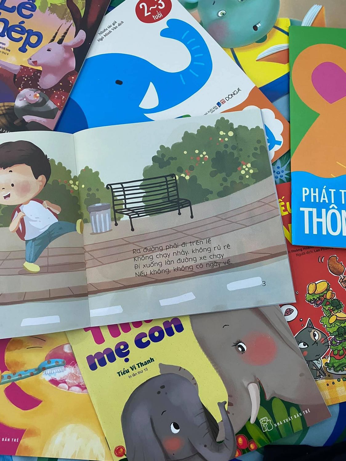 Tôi mua sách cho con tôi 2 tuổi đọc, nhưng khi mở trang đầu tiên ra tôi đã quá thất vọng về cả tác giả, nhà xuất bản, có rất nhiều cách để gieo vần, tại sao tác giả lại dùng " không có ngày về " rất thiếu tính nhân văn và mang tính chất đe doạ ẩn ý, trong khi đây là sách mang tính giáo dục con trẻ cách qua đường??? Tại sao một nhà xuất bản lớn như nhà xuất bản trẻ lại đồng ý xuất bản câu thơ như vậy ??? Mà tái bản tận 2 lần???? Khâu kiểm duyệt ở đâu ??? Tại sao trang thương mại lớn như tiki lại chưa kiểm duyện sản phẩm mà đăng bán sản phẩm giáo dục trẻ em với câu chữ như vậy ? Tôi kính mong tiki gởi yêu cầu này về nhà xuất bản trẻ và xem lại khâu kiểm duyệt sản phẩm ! Cảm ơn