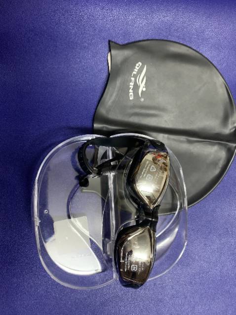 Hàng chất lượng như ảnh quảng cáo, kính ôm vừa khít phần mắt, Kiếng bơi đẹp, nhìn rõ, dễ dàng vệ sinh, không vào nước, vừa khít mặt, tương xứng giá tiền, còn được tặng kèm cả mũ bơi nữa, quá là ok, thanks shop