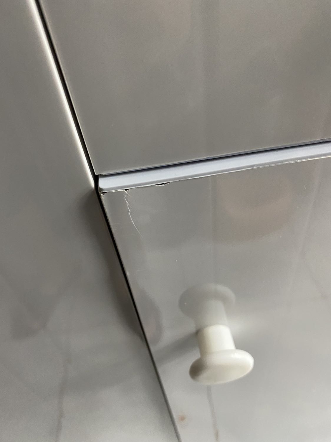 Sản phẩm quá tệ.
Giao hàng lâu vì nhầm số mà chat thì shop trả lời cực lâu và cực kỳ hời hợt
Tủ nhận thì cánh cao cánh thấp, 1 cánh bị nứt ngoài , 1 tấm bên trong thì rách mép. Quá thất vọng