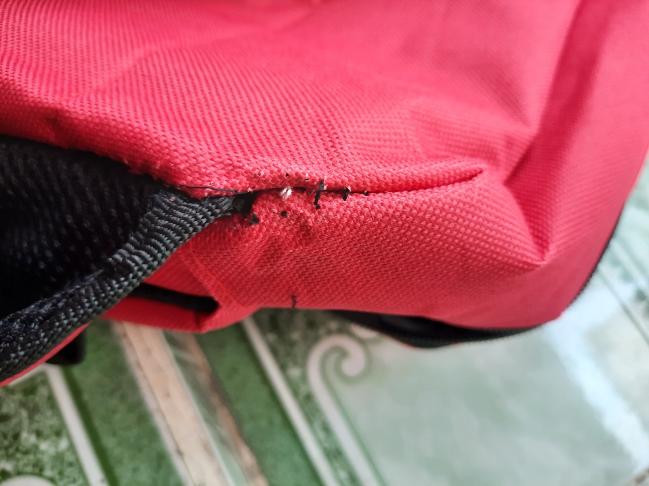 vải thì thô balo nhăn nhúm , nhận hàng hôm trước , hôm sau vừa mang đi học thì tét quai , hic lần đầu cũng như lần cuối cạch mặt thương hiệu này , các bạn muốn mua thì nên suy nghĩ kĩ nhen . Chỉ được cái là tiki giao hàng rất nhanh thôi còn về sản phẩm thì rất tệ