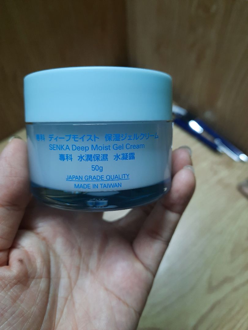 giao hàng nhanh chóng. lần này mẫu mã không giống như lần trước mình mua, hơi lo lắng. sản phẩm k có nắp chặn nên kem dễ dính với nắp đậy lại.