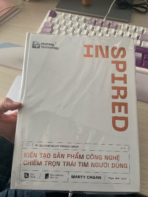 Cover book khá đẹp ( chắc để kho lâu nên các góc hơi bị móp - nhưng không sao)
Nội dung thấy review ổn, chưa đọc nên chưa biết.
Anh Shipper lịch sự nhất từ trước tới giờ (só ánh các sàn - đưa hàng r cảm ơn)