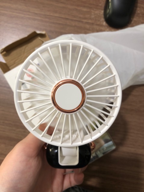 Quạt nhỏ gọn chạy siêu khoẻ. Shop giao nhanh. Cầm cái quạt thấy rất xịn luôn. Ưng lắm