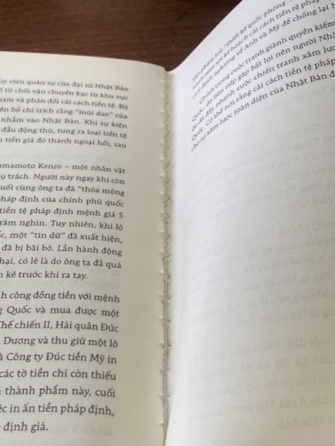 Cuốn nào cũng đọc được 2/3 là gãy hết gáy, cố gắng nâng niu lắm rồi mà vẫn gãy