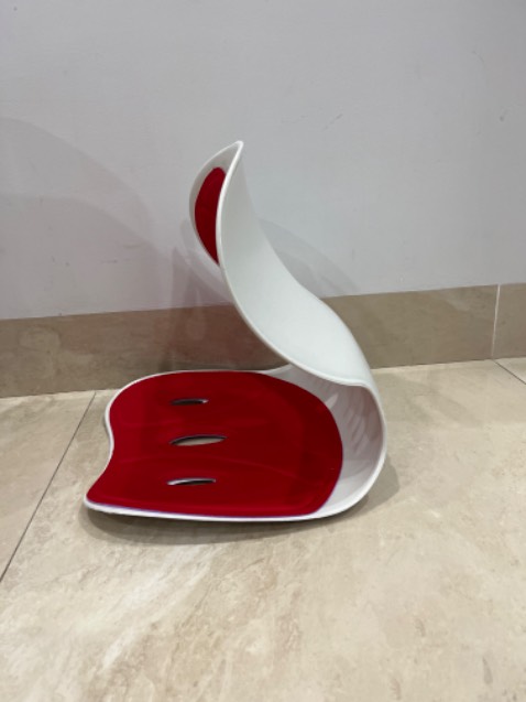 Ngồi rất khó chịu cong quá bẻ ra thì gãy