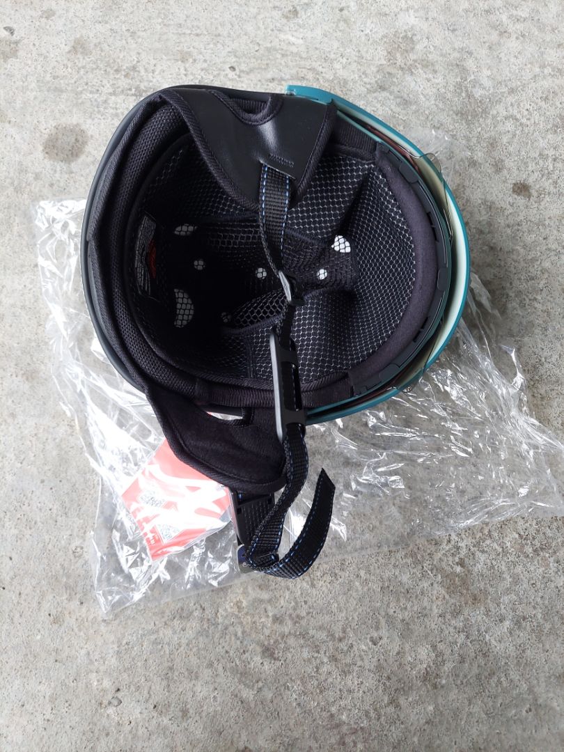 Mũ đẹp, đội êm. Kính hơi ngắn, vừa đủ che mắt. Thêm 2cm nữa thì tốt hơn. Không thích hợp cho người đeo kính cận, viễn, loạn hoặc kính mát.