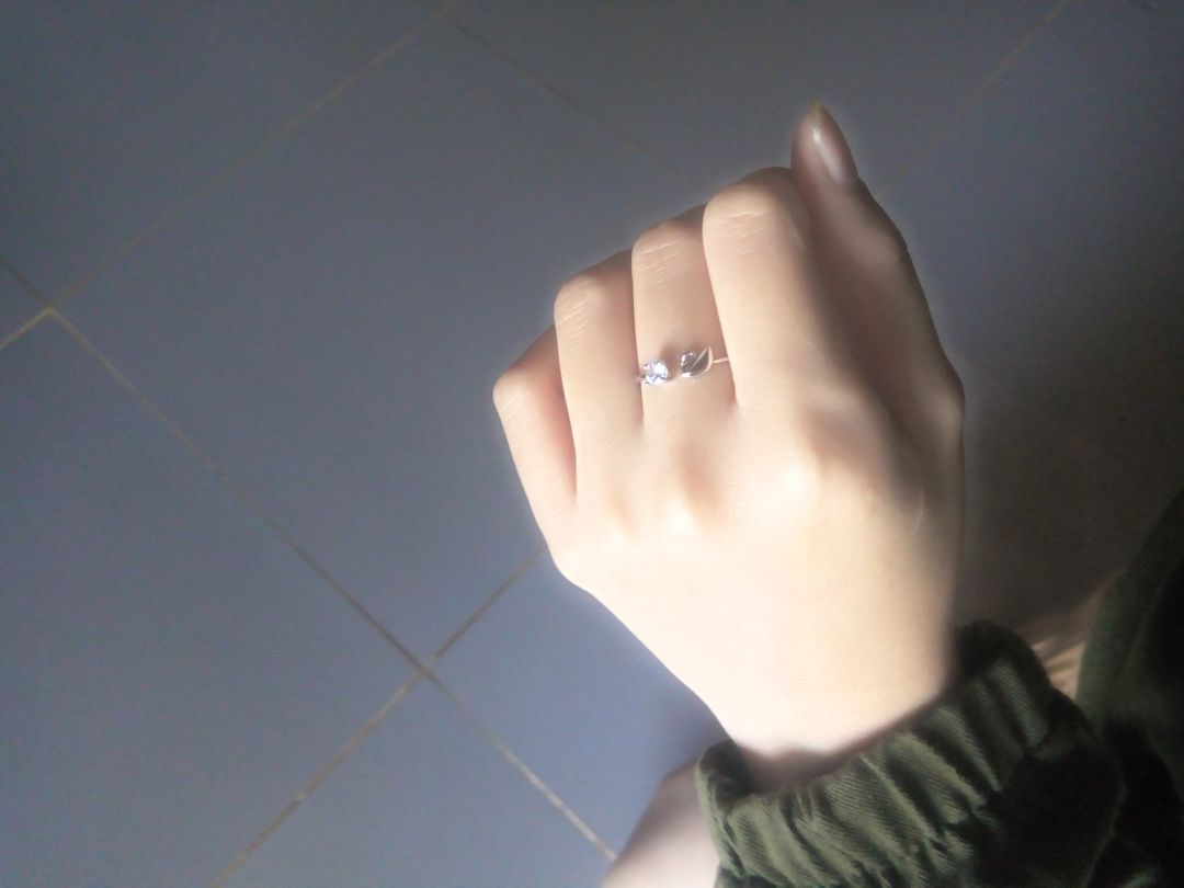 rất ưng chiếc nhẫn nhõ nhắn và cực xinh xắn này luôn shop ạ ❤️❤️❤️❤️
tôi cũng gửi tới lời xin lỗi tới anh shipper đã giao món hàng này ạ, em xin lỗi vì sự bất cẩn của mình đã khiến anh nhận hết lỗi. Thật sự rất xin lỗi anh nhiều mong anh bỏ qua cho em nha. cảm ơn ạ!