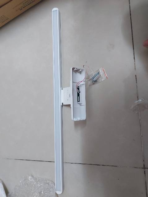 Hàng mở ra chỉ có 2 con vít+tắc kê và đèn, không có pat làm sao mà gắn đèn hả shop, chưa bit sử dụng ổn ko, đầu tiên thấy gắn cái đèn đã cực rồi.
...