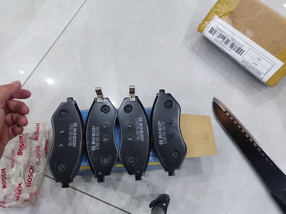 Đầu tiên là thấy hộp hơi cũ , nhưng hàng chuẩn , có cả tem chống hàng giả. Hình dáng hơi khác so với má phanh của xe, nhưng lắp vào vẫn vừa !