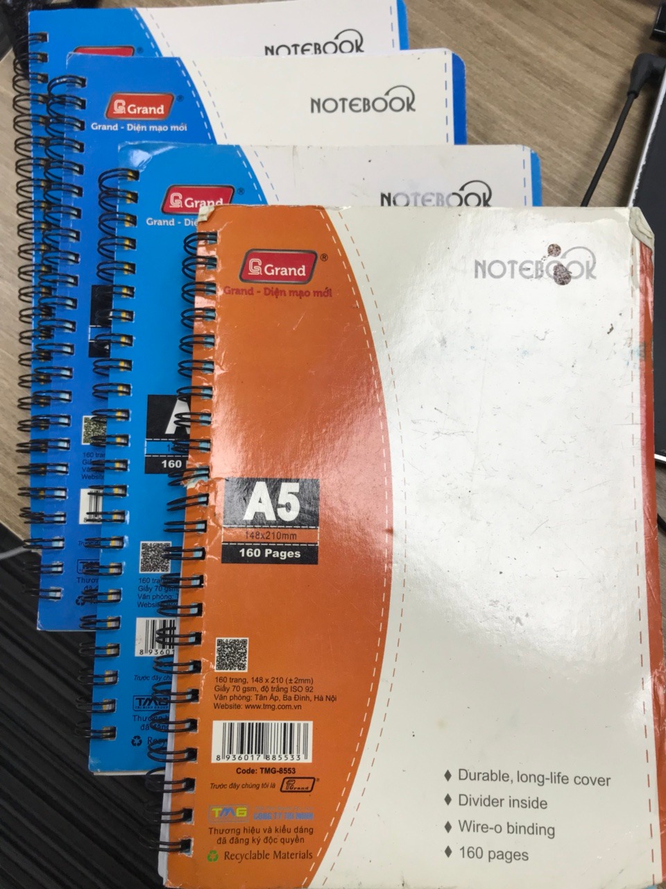 Chào Tiki. Mình đã nhận được 4 cuốn sổ trong đơn hàng đặt. Trong đó 3 quyển thì không dùng được ( sổ quăn góc, rách, dơ) Bạn có thể xem hình đính kèm. Đơn hàng này mình sẽ trả lại bên Tiki để chuyển lại cho mình sổ khác hoặc hoàn tiền giúp mình. Và mình mong là sẽ không nhận được những đơn hàng tiếp theo không được kiểm tra chất lượng trước khi giao cho khách hàng. Cảm ơn Tiki