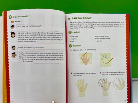 Giao hanhg siêu nhanh luôn, sách đẹp lắm bìa cứng xịn xò. Xem qua nội dung mình rất ưng hy vọng  con sẽ thích.